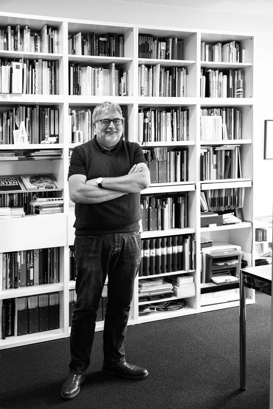 Arne Olsen vor seinem Bücherregal